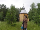 Наталья Белоусова - организатор семинара в Окунево, показывает место встречи религий.